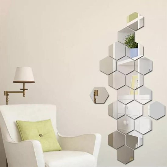 Miroir autocollant argenté salon fauteuil blanc