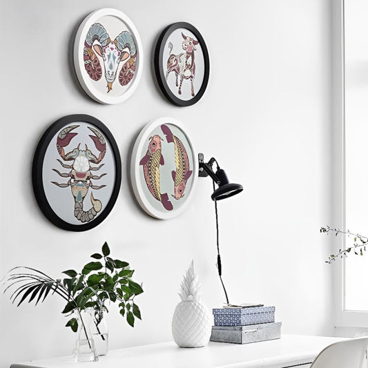 Cadre photo bois rond bureau lampe noire statue ananas