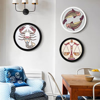 Cadre photo bois rond table bois fauteuil bleu