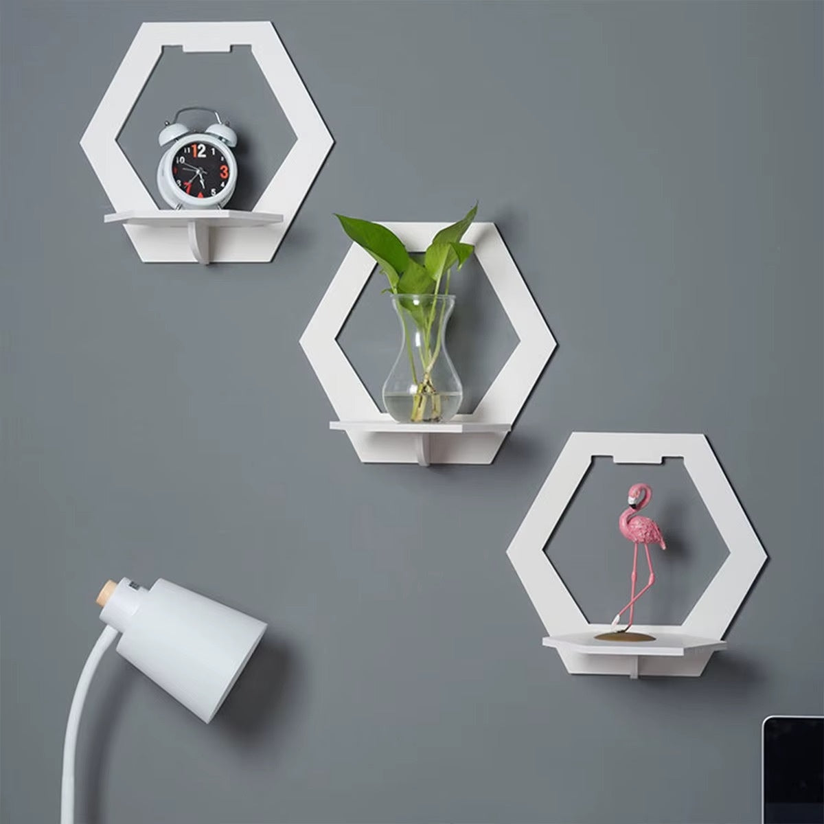 Décoration murale design étagères blanches forme organique