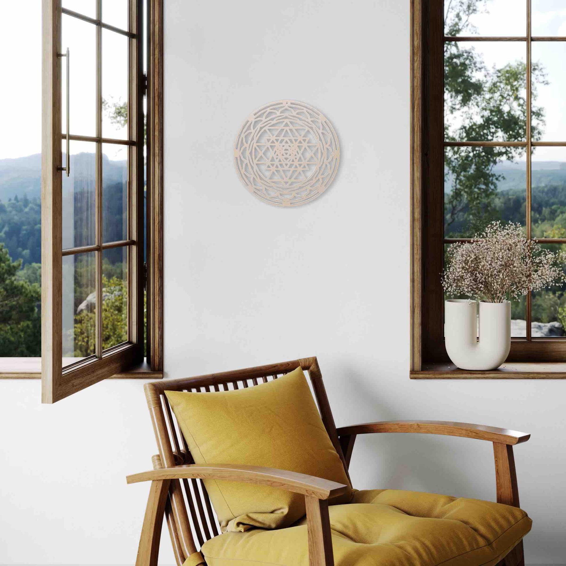 Fleur de vie bois fauteuil jaune avec fenêtre sur forêt