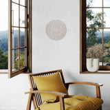 Fleur de vie bois fauteuil jaune avec fenêtre sur forêt