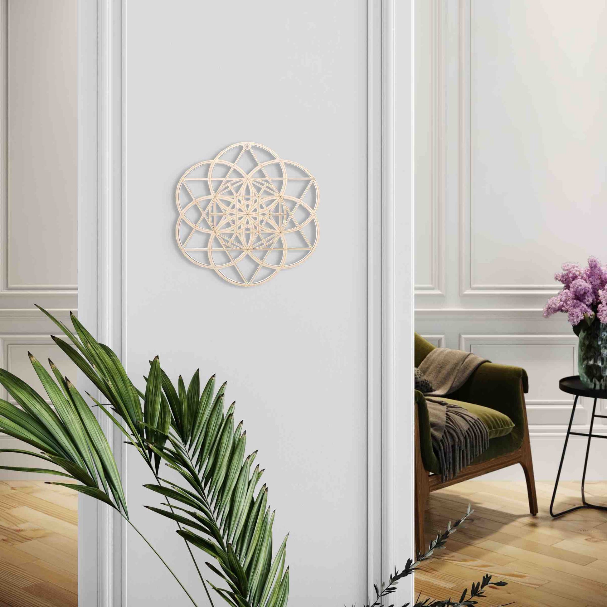 Fleur de vie bois mur avec plante verte fauteuil vert salon
