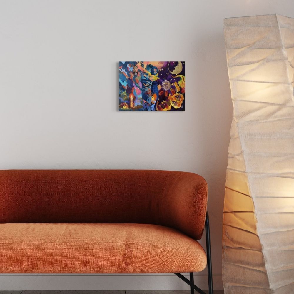 Tableau moderne salon canapé design orange avec lampe en papier allumée